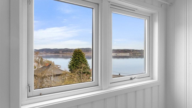 Også fra loftsleiligheten er det fin utsikt mot fjorden.