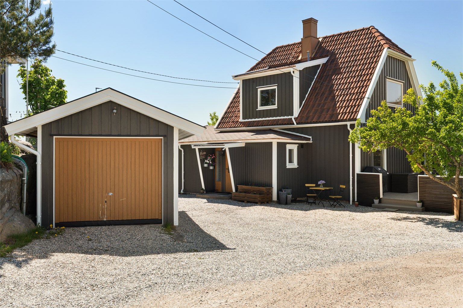 Garasjen ble oppført i 1930. Gårdsplassen er i senere år noe utvidet og oppgradert med nytt dekke av singel.