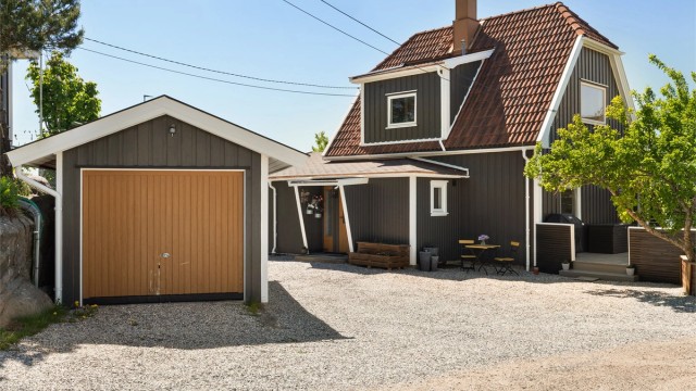 Garasjen ble oppført i 1930. Gårdsplassen er i senere år noe utvidet og oppgradert med nytt dekke av singel.