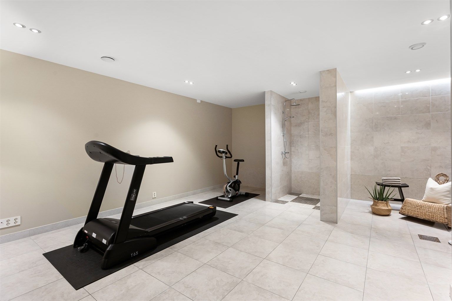 Dette er et spennende rom som er tiltenkt som spaavdeling med plass til trimutstyr. Det er installert dusjnisje og rommet er klargjort for badstue og jacuzzi