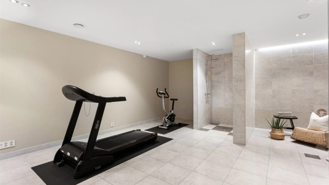 Dette er et spennende rom som er tiltenkt som spaavdeling med plass til trimutstyr. Det er installert dusjnisje og rommet er klargjort for badstue og jacuzzi