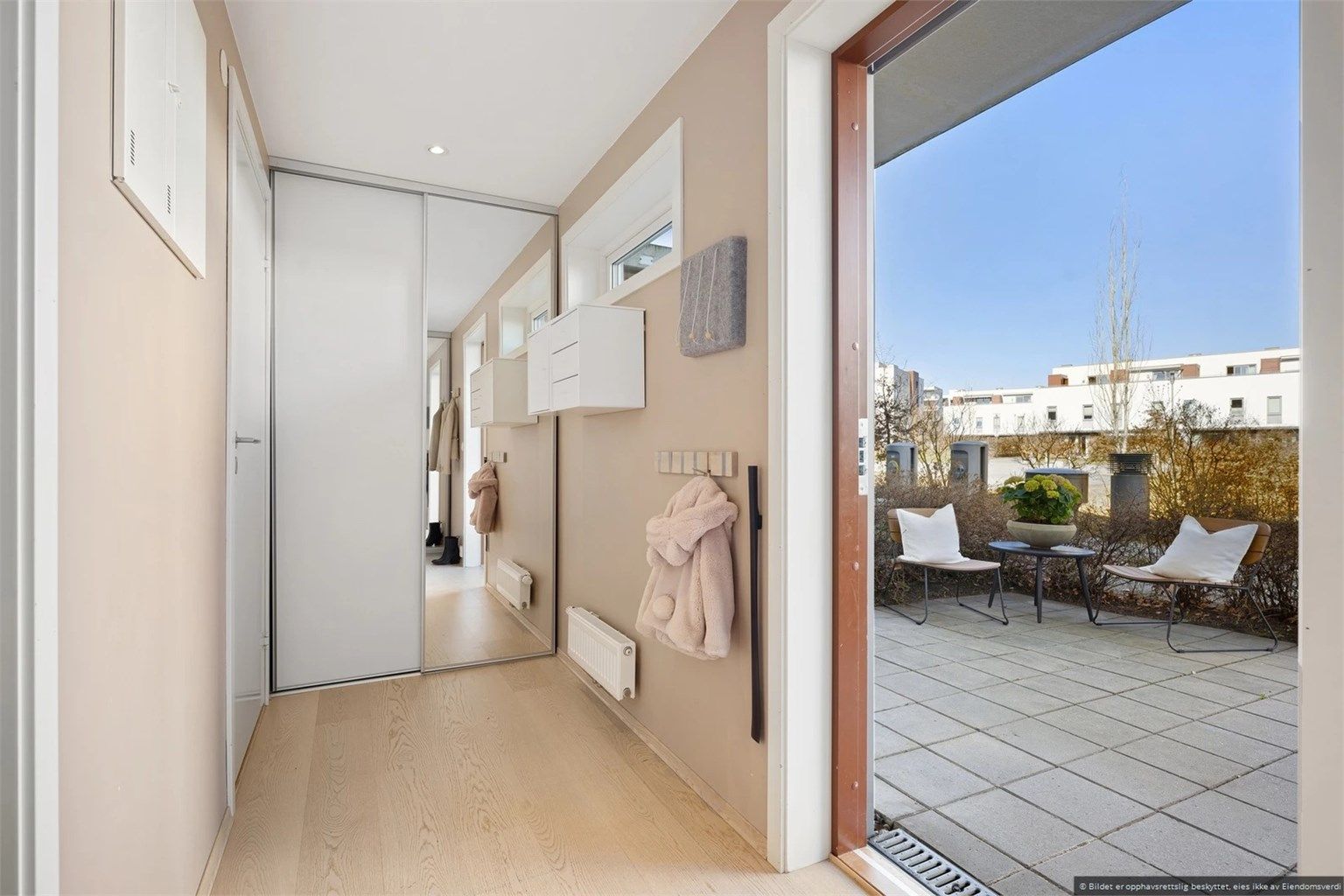 Innbydende entré med plass til oppbevaring i garderobeskap. 