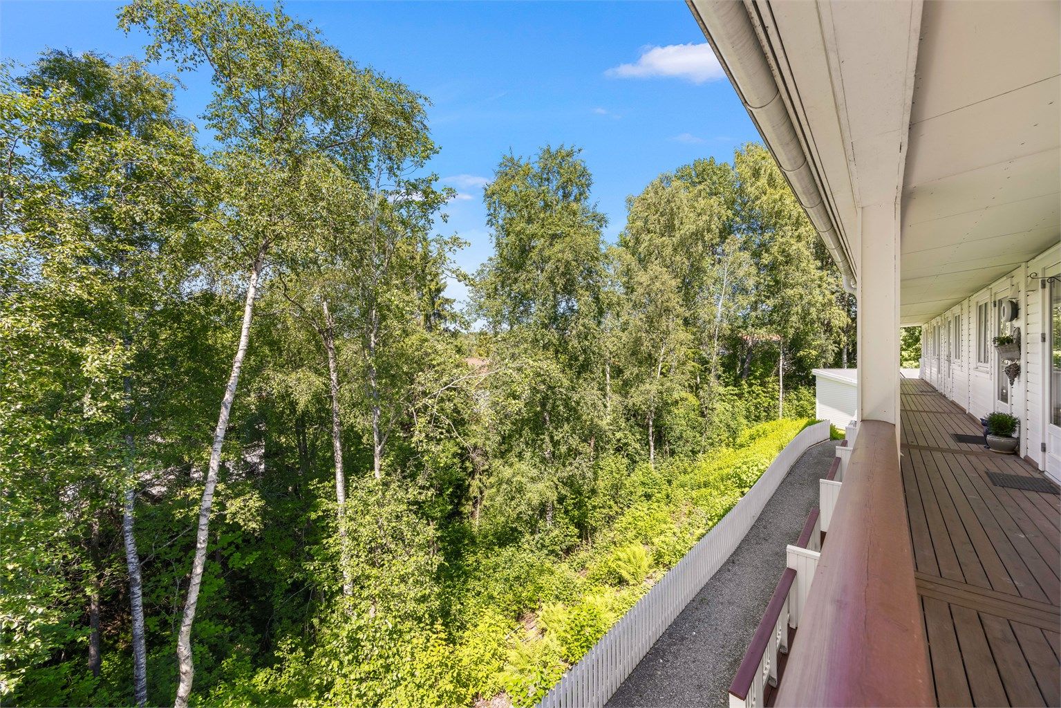 Fra svalgangen er det utsikt over grønne fellesarealer.
