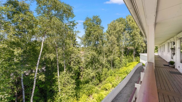 Fra svalgangen er det utsikt over grønne fellesarealer.