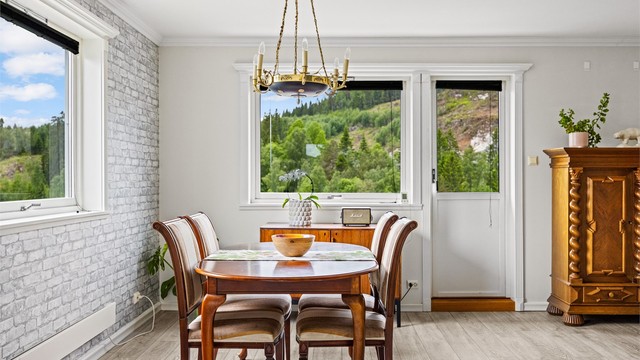 Utgang til balkongen fra spisestuedelen.