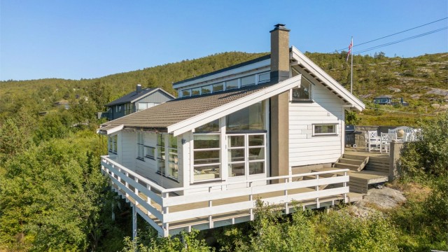 Her bor man med kort vei til Råkvåg Sentrum og en rekke severdigheter.