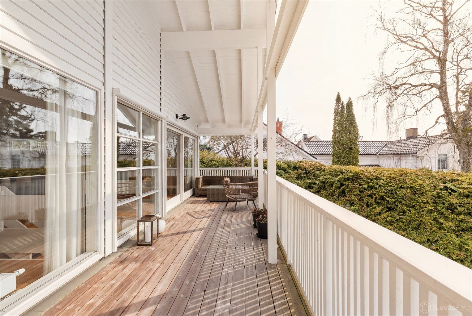 Store og solrike uteplasser, pent opparbeidet hage og gårdsplass, samt garasje