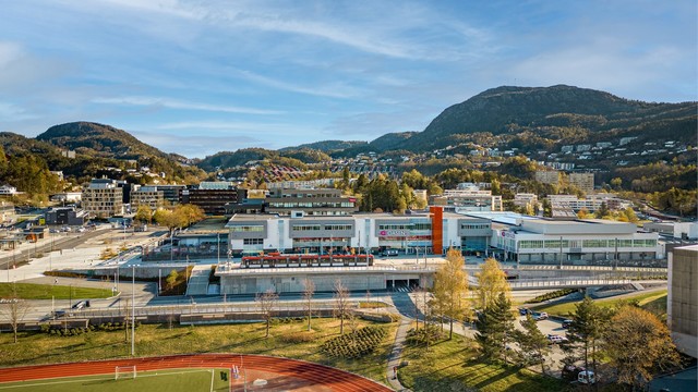 Gangavstand til Oasen senter med bybanestopp og alle servicetilbud.