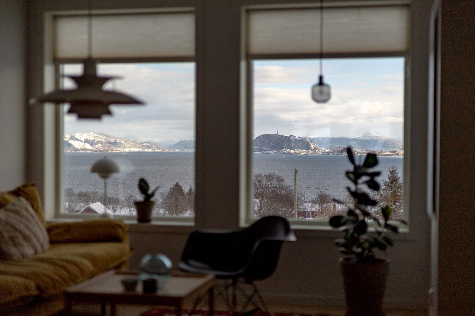 Også fra innsiden kan den flotte utsikten over fjorden nytes.