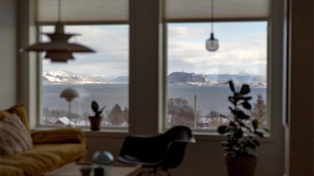 Også fra innsiden kan den flotte utsikten over fjorden nytes.