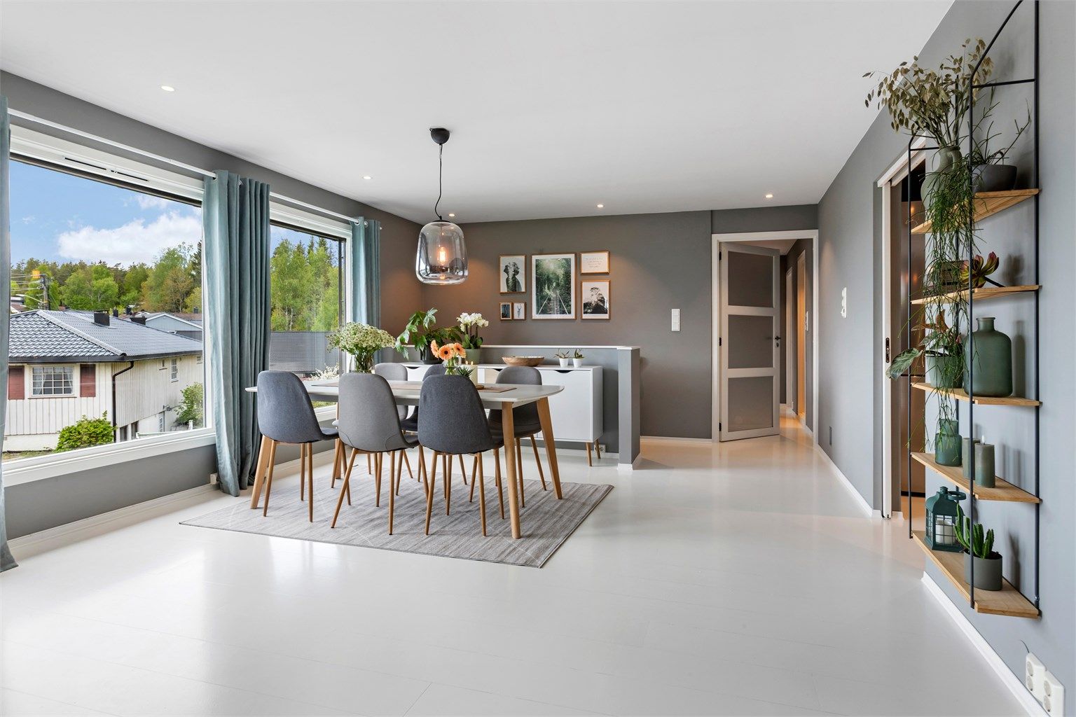 En gjennomgående og sosial planløsning i boligens hovedetasje.
