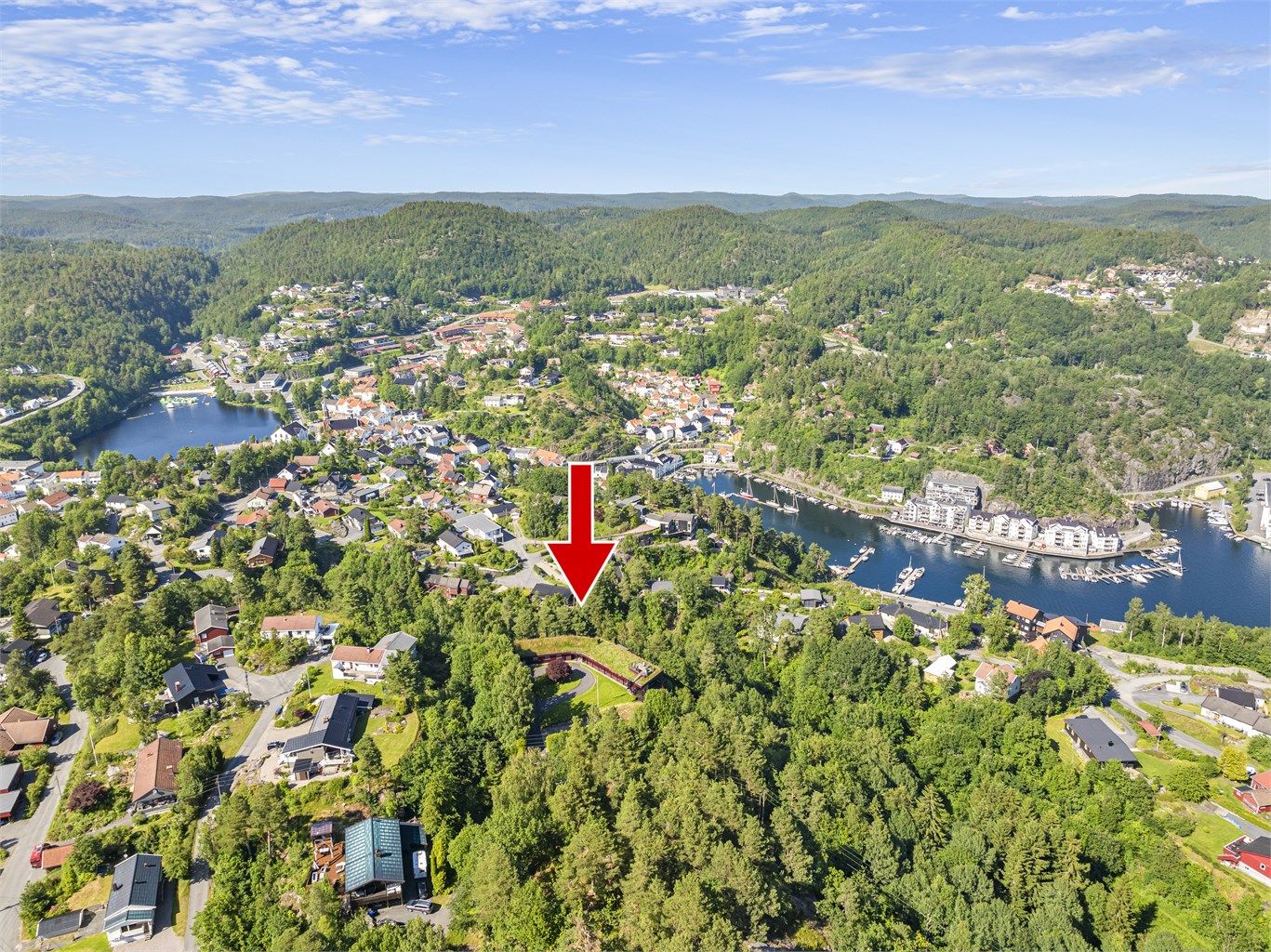 Boligen ligger helt usjenert til med stor tomt, ca. 100 meter over havet.