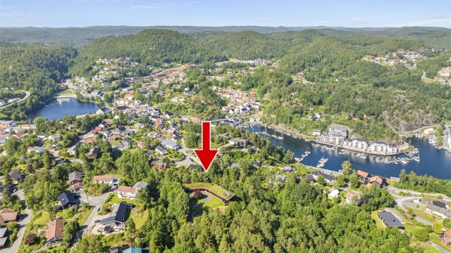 Boligen ligger helt usjenert til med stor tomt, ca. 100 meter over havet.