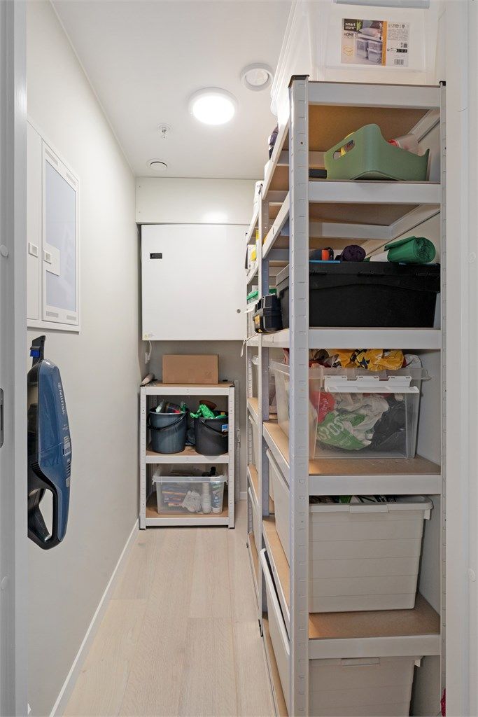 Praktisk innvendig bod i leiligheten. Leiligheten disponerer i tillegg en bod i byggets underetasje på ca. XX kvm