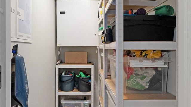 Praktisk innvendig bod i leiligheten. Leiligheten disponerer i tillegg en bod i byggets underetasje på ca. XX kvm