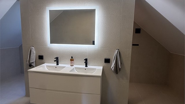 Nyrenovert flislagt bad i 2. etasje med dobbel servant, dusjnisjé, toalett og opplegg for badekar.