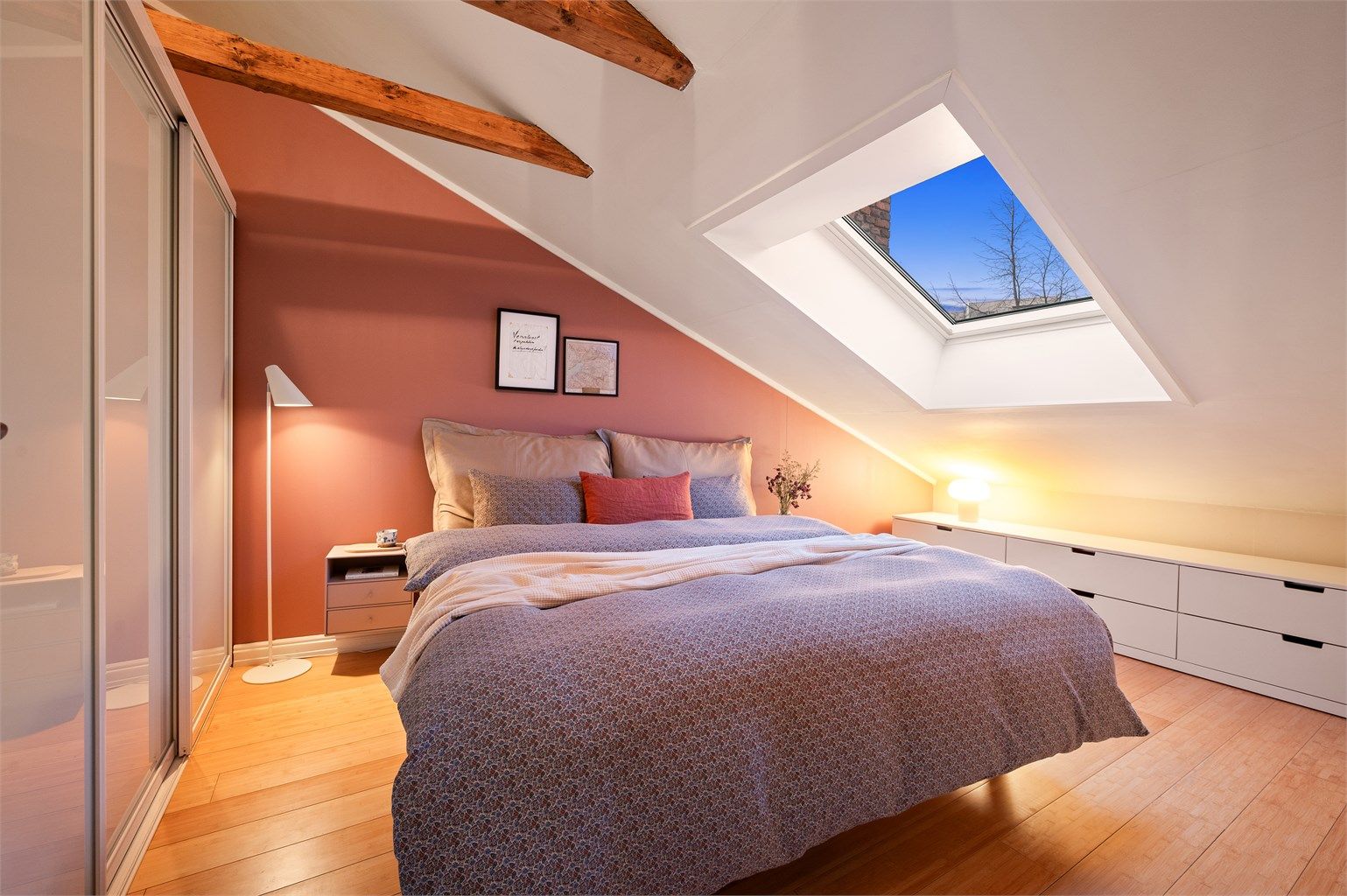 Soverommet er av god størrelse med plass til dobbeltseng og tilhørende møblement.