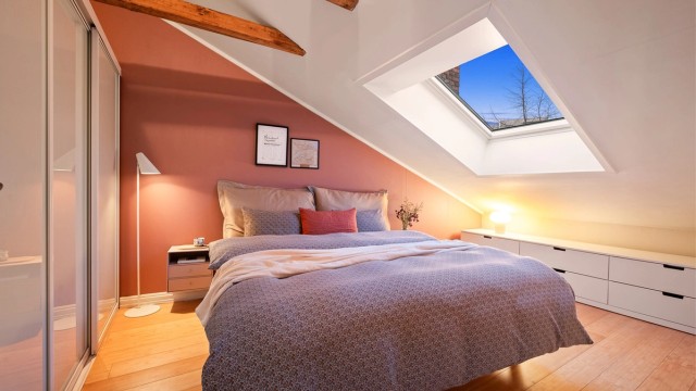 Soverommet er av god størrelse med plass til dobbeltseng og tilhørende møblement.