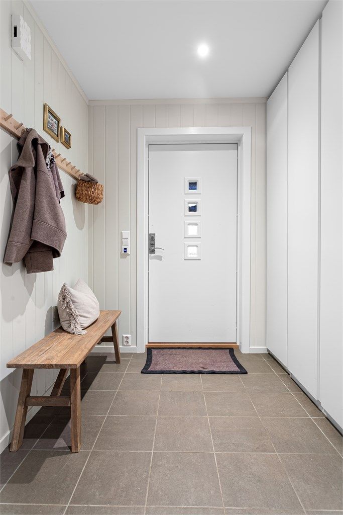 Entré med flislagt gulv med varme. Oppbevaring i garderobeskap.