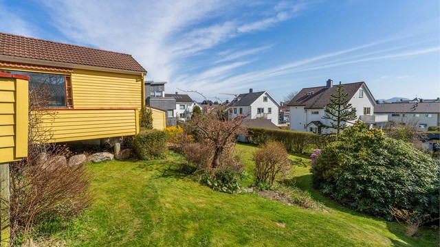 Fra uteplassene har du god oversikt over den grønne hagen.