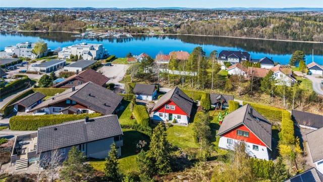 Fra eiendommen er det gangavstand til Tønsberg sentrum via gangbroen fra Kaldnes.