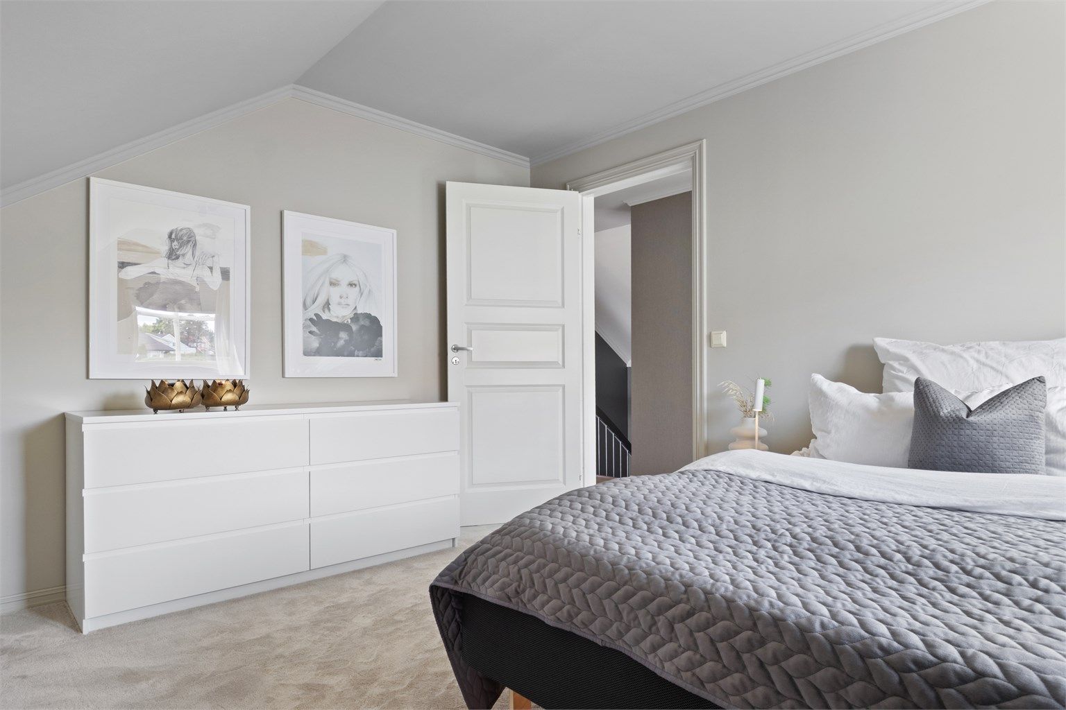 På tre av soverommene er det nylig lagt vegg-til-vegg-teppe som gir en lun og behagelig atmosfære.