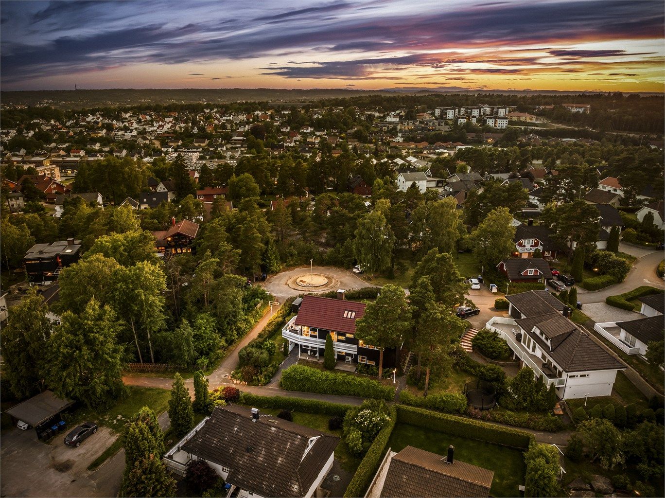 Eiendommen ligger i en av de fineste gatene i et veletablert og attraktivt nabolag.