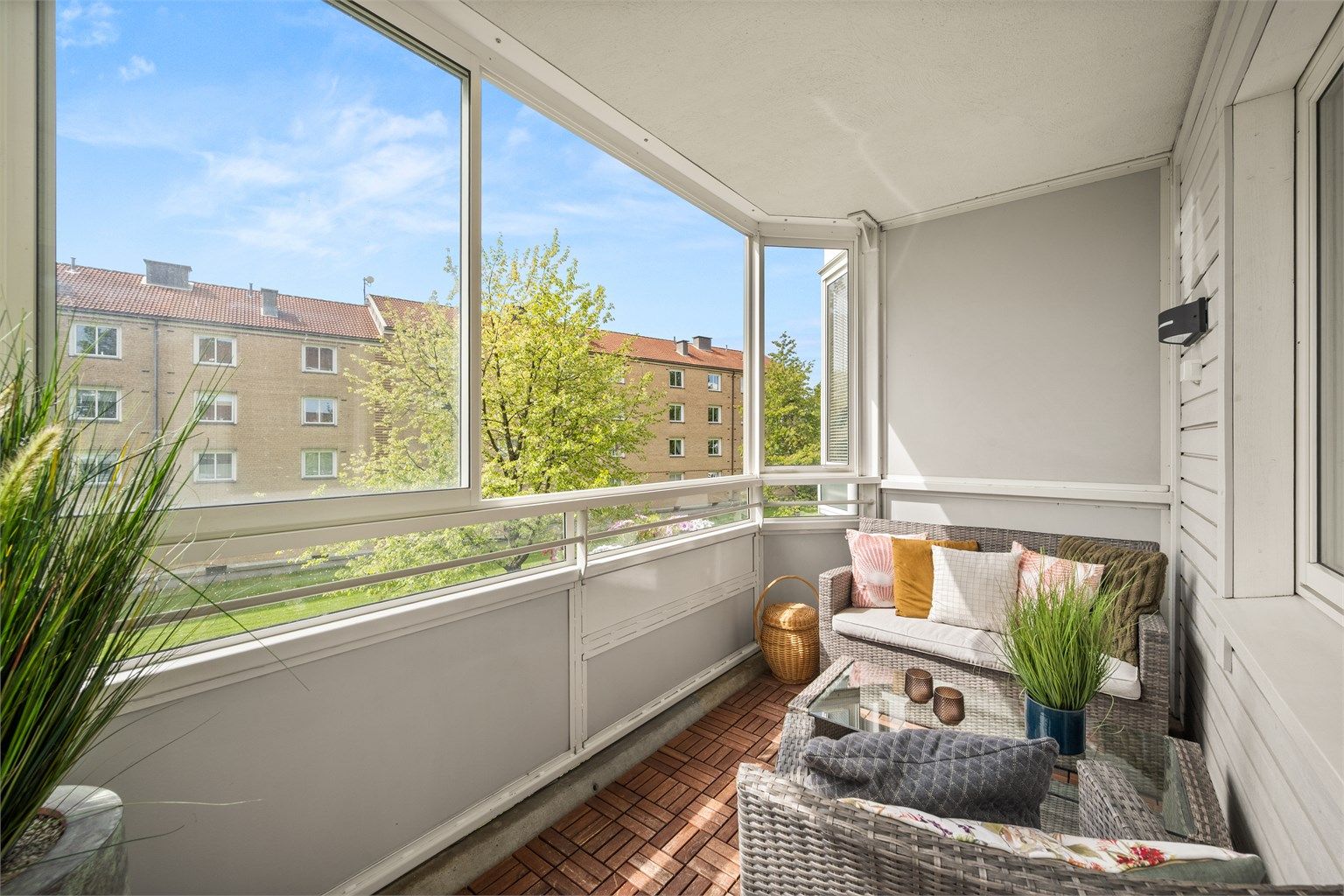 En delikat og gjennomgående 2-roms andelsleilighet med sydvestvendt, innglasset balkong og god planløsning
