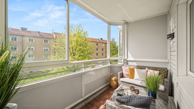 En delikat og gjennomgående 2-roms andelsleilighet med sydvestvendt, innglasset balkong og god planløsning