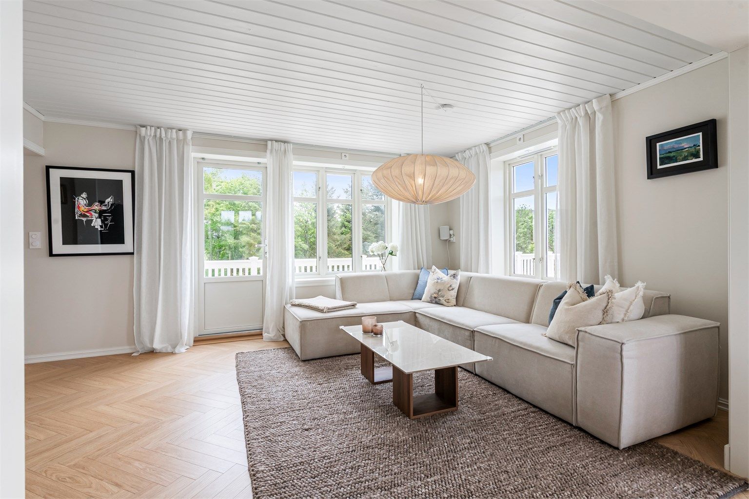 Det er utgang både fra stue og spisestue til stor og romslig terrasse på 41 kvm med trapp til hage.