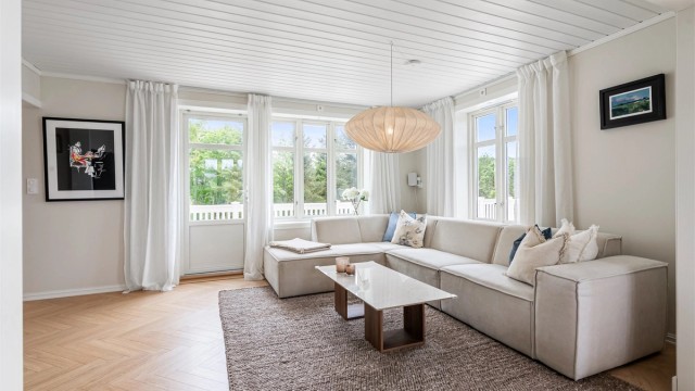 Det er utgang både fra stue og spisestue til stor og romslig terrasse på 41 kvm med trapp til hage.