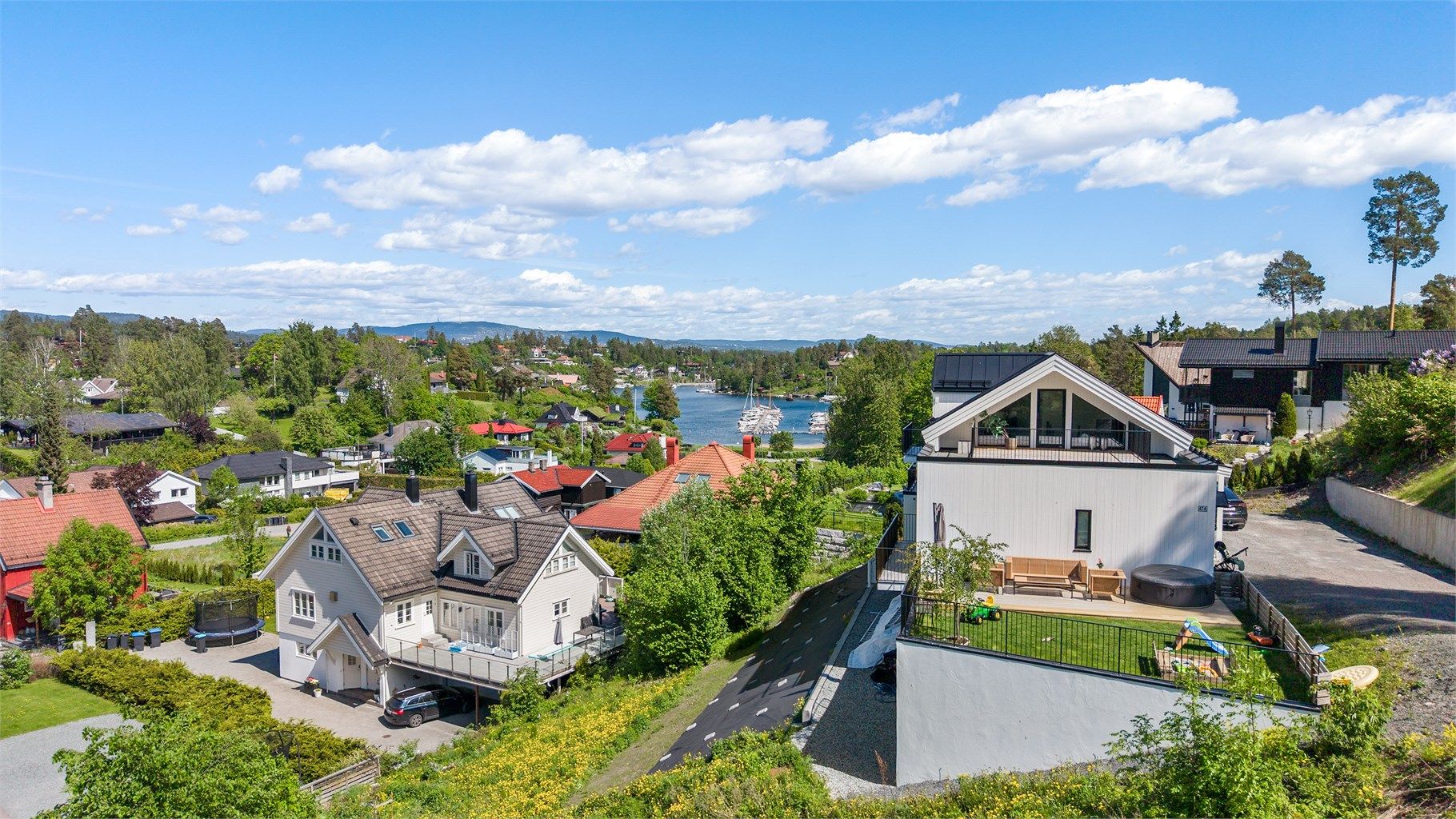 Flott beliggende i stille vei med gode solforhold. Tomten er stor nok for en tomannsbolig. Trekkrør for strøm og bredbånd til tomtegrense, samt vann og avløp med enkel påkobling.