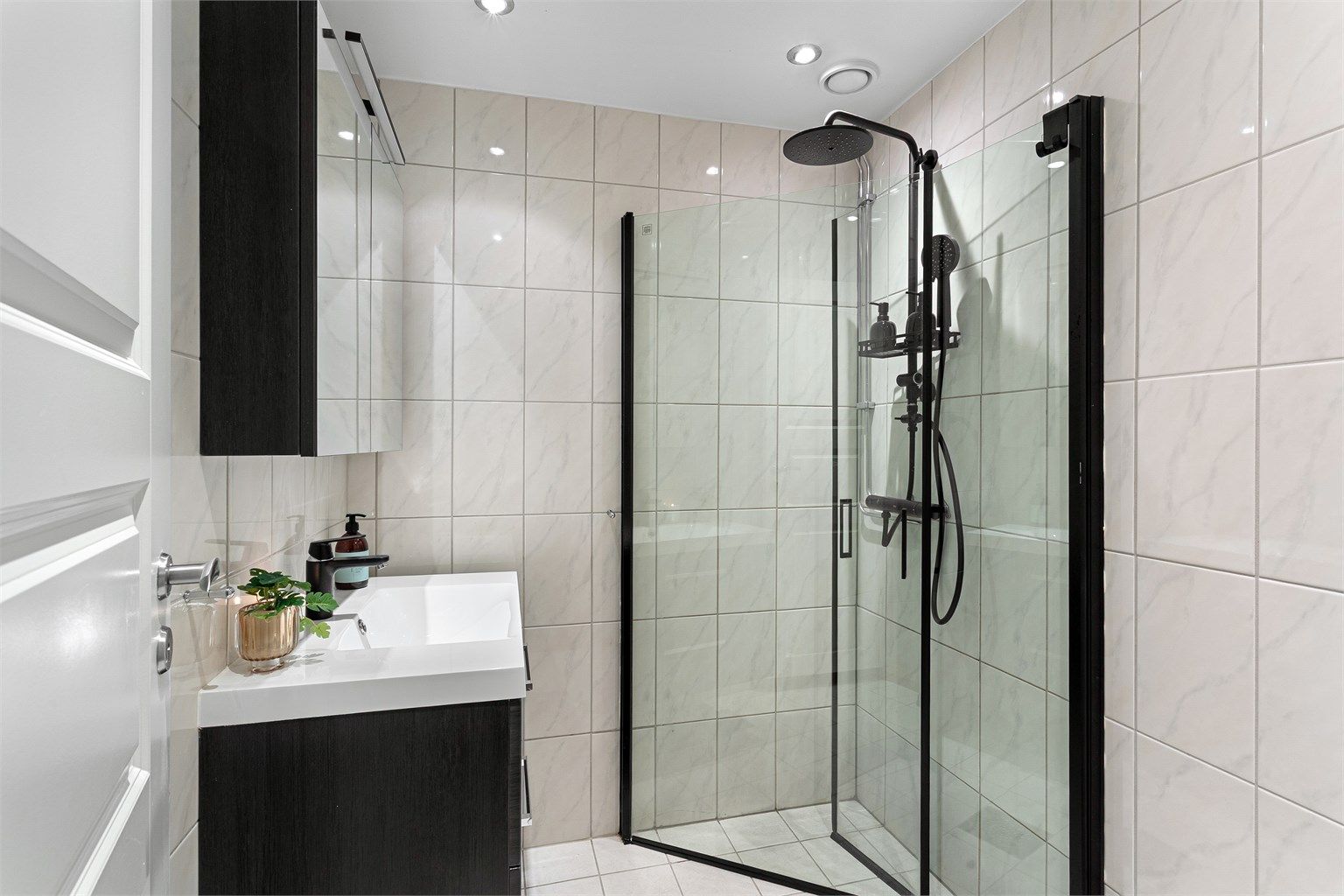 Badet ble oppgradert i 2020 med flislagte overflater, elektrisk gulvvarme og innfelte downlights i taket.