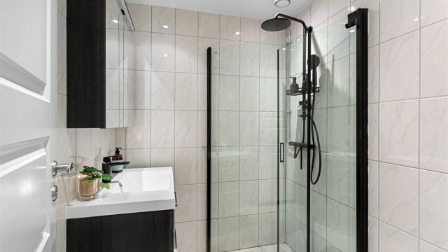 Badet ble oppgradert i 2020 med flislagte overflater, elektrisk gulvvarme og innfelte downlights i taket.