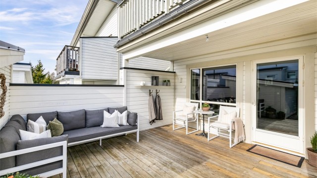 På gode sommerdager fungerer terrassen nærmest som en ekstra stue. Her er det også mulig å sitte ute med lunende tak over hodet.