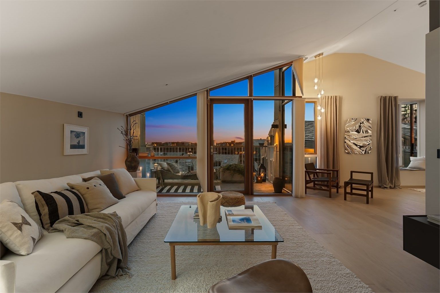 Lekker toppleilighet. Stor stue med utgang solrik balkong med pen fjordutsikt. 