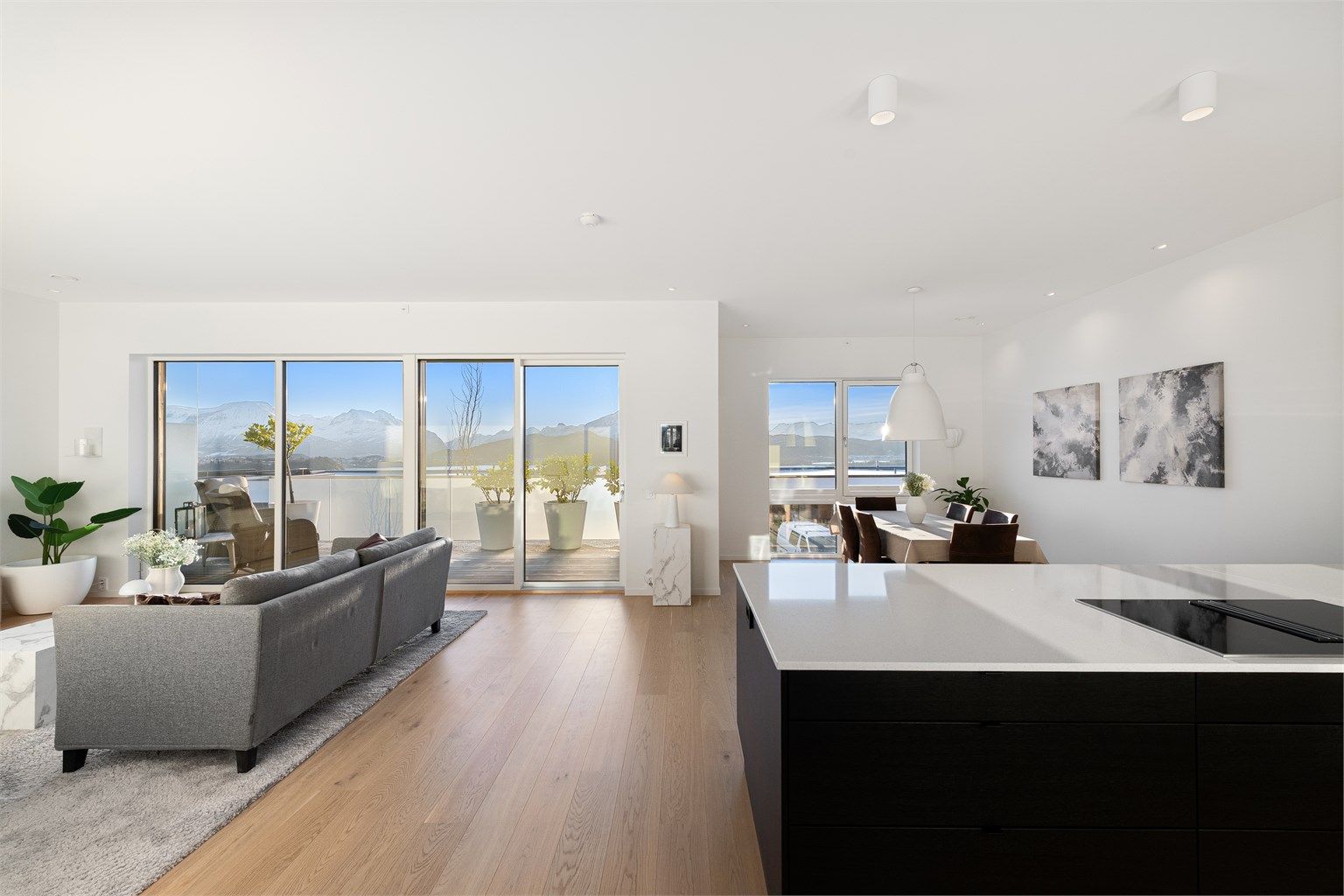 Lys og trivelig stue i åpen løsning med kjøkkenet. 
Store vindusflater som gir godt med lysinnslipp og flott utsikt mot fjord og fjell