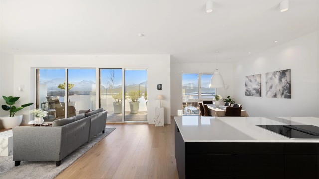 Lys og trivelig stue i åpen løsning med kjøkkenet.
Store vindusflater som gir godt med lysinnslipp og flott utsikt mot fjord og fjell