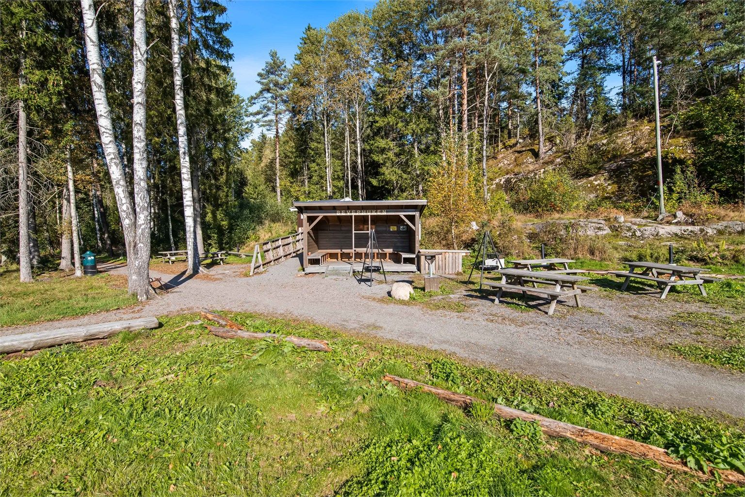 Møteplassen Beverhuken ved Stivann er utstyrt med gapahuk, brygge og bålpanner.