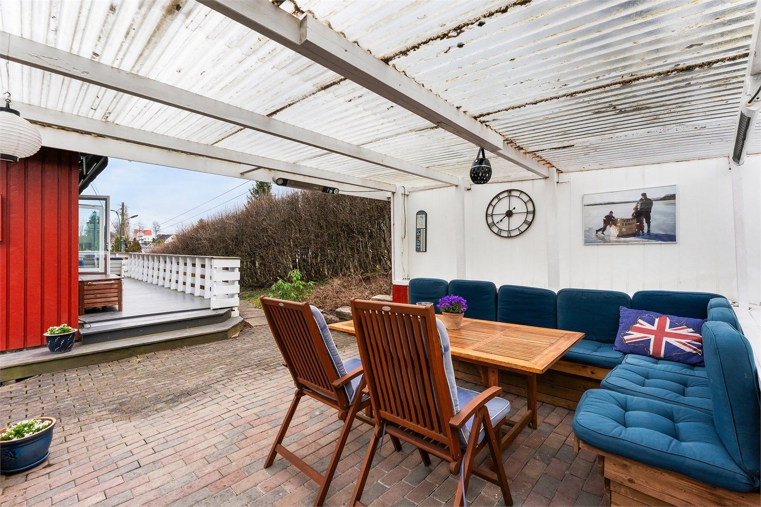 Utvendig byr boligen på nydelige uteplasser med en romslig veranda, platting med pergola og en hyggelig hage klar for lek og moro