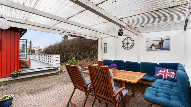 Utvendig byr boligen på nydelige uteplasser med en romslig veranda, platting med pergola og en hyggelig hage klar for lek og moro