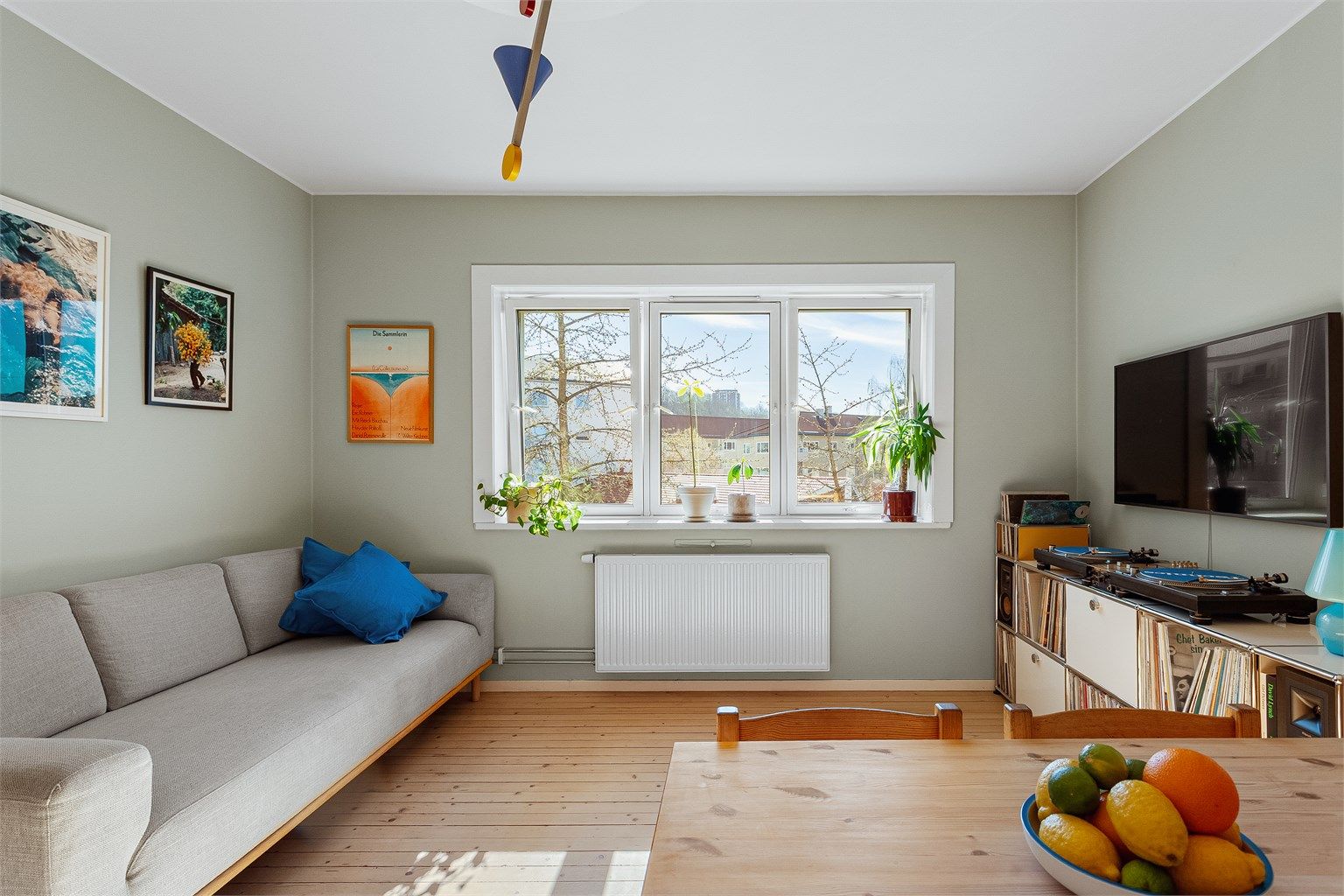 Her er det god plass til både spisebord og en romslig sofagruppe.