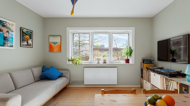 Her er det god plass til både spisebord og en romslig sofagruppe.