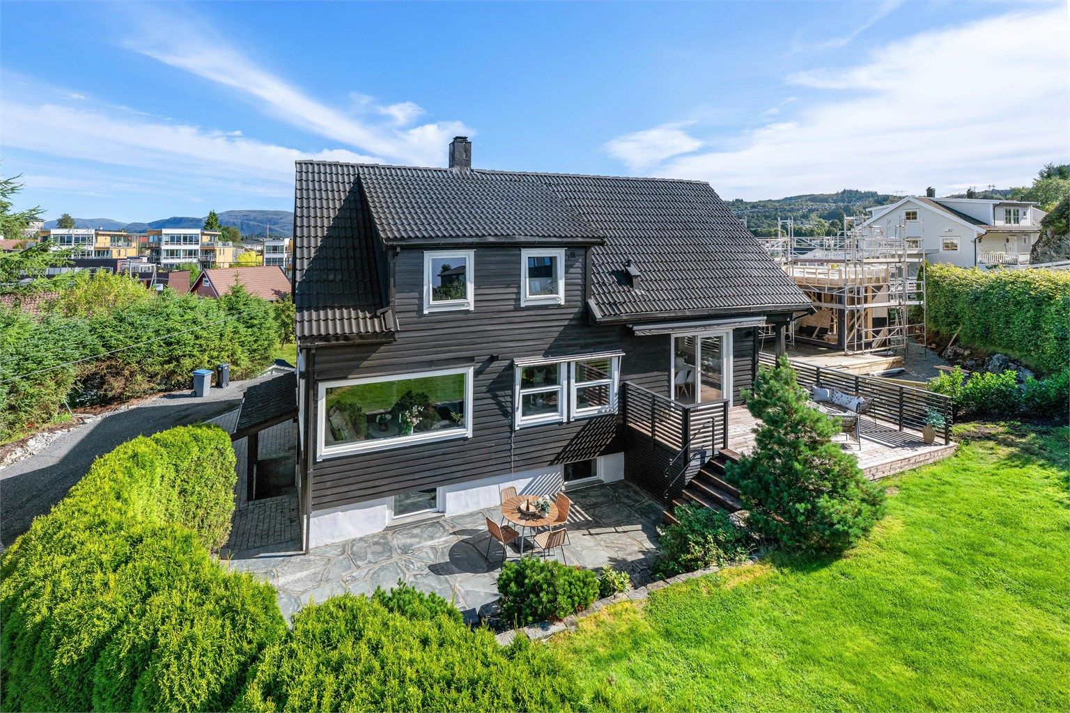 Nabolaget består hovedsakelig av eneboliger, rekkehus og småhusbebyggelse, med trygge rammer for store og små. Foto: 
Mats Lie