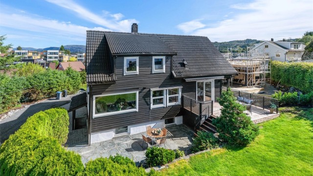 Nabolaget består hovedsakelig av eneboliger, rekkehus og småhusbebyggelse, med trygge rammer for store og små. Foto:
Mats Lie