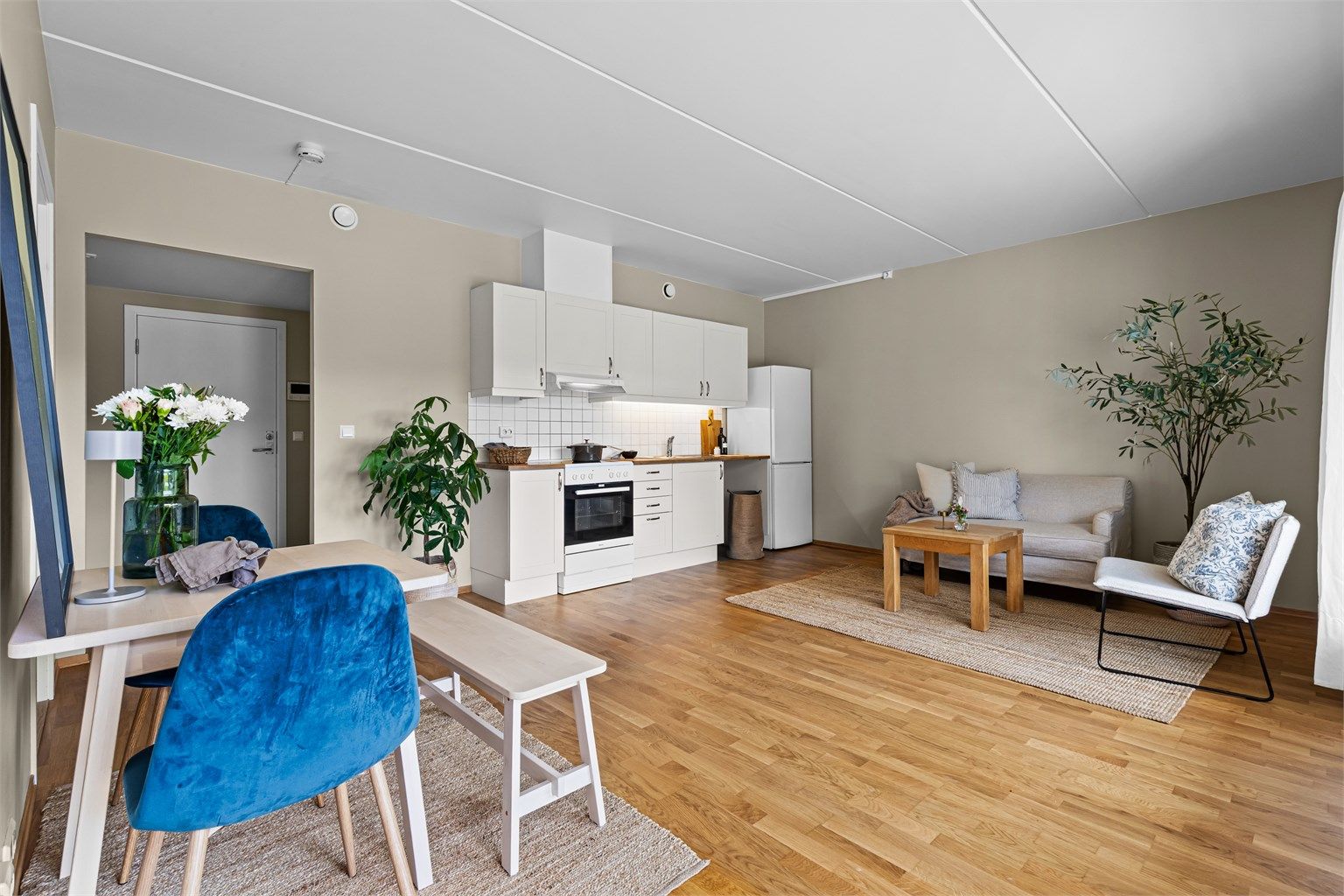 Åpen kjøkkenløsning mot stue - moderne leilighet fra 2013