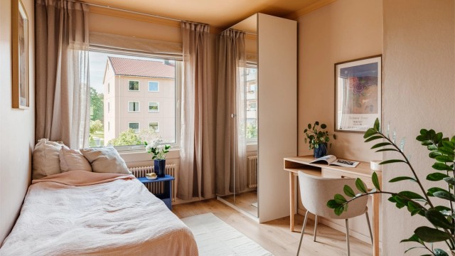 Veggflatene har ny slett-tapet og ble malt i 2025, himlingflatene har en komplementær farge
