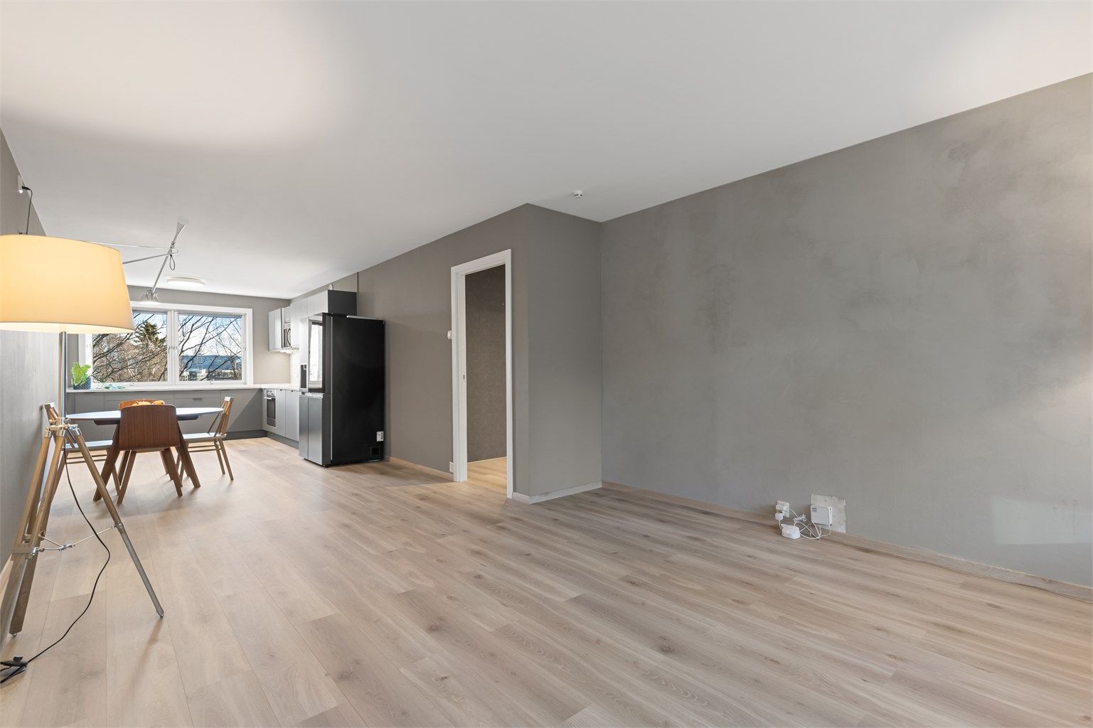 Stuen er av god størrelse, med plass til å dele inn i soner.