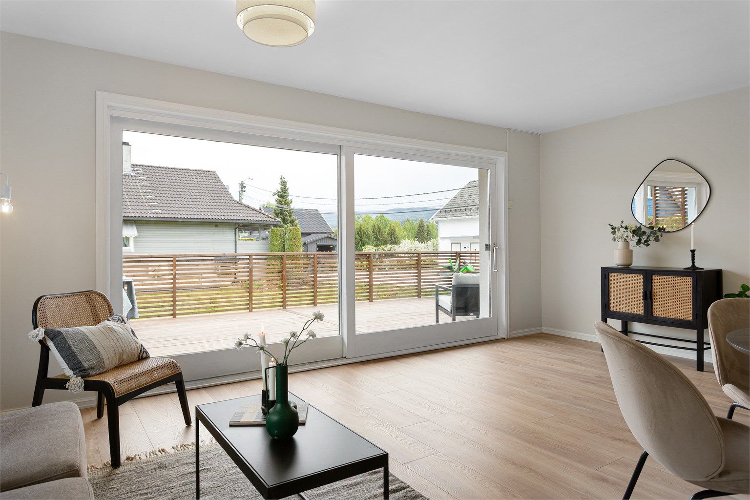 Stue med store vindusflater som gir godt med lysinnslipp