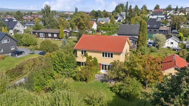 Velkommen til Hagavegen 7 - Koselig eiendom med hel tomannsbolig, innredet anneks og romslig tomt.